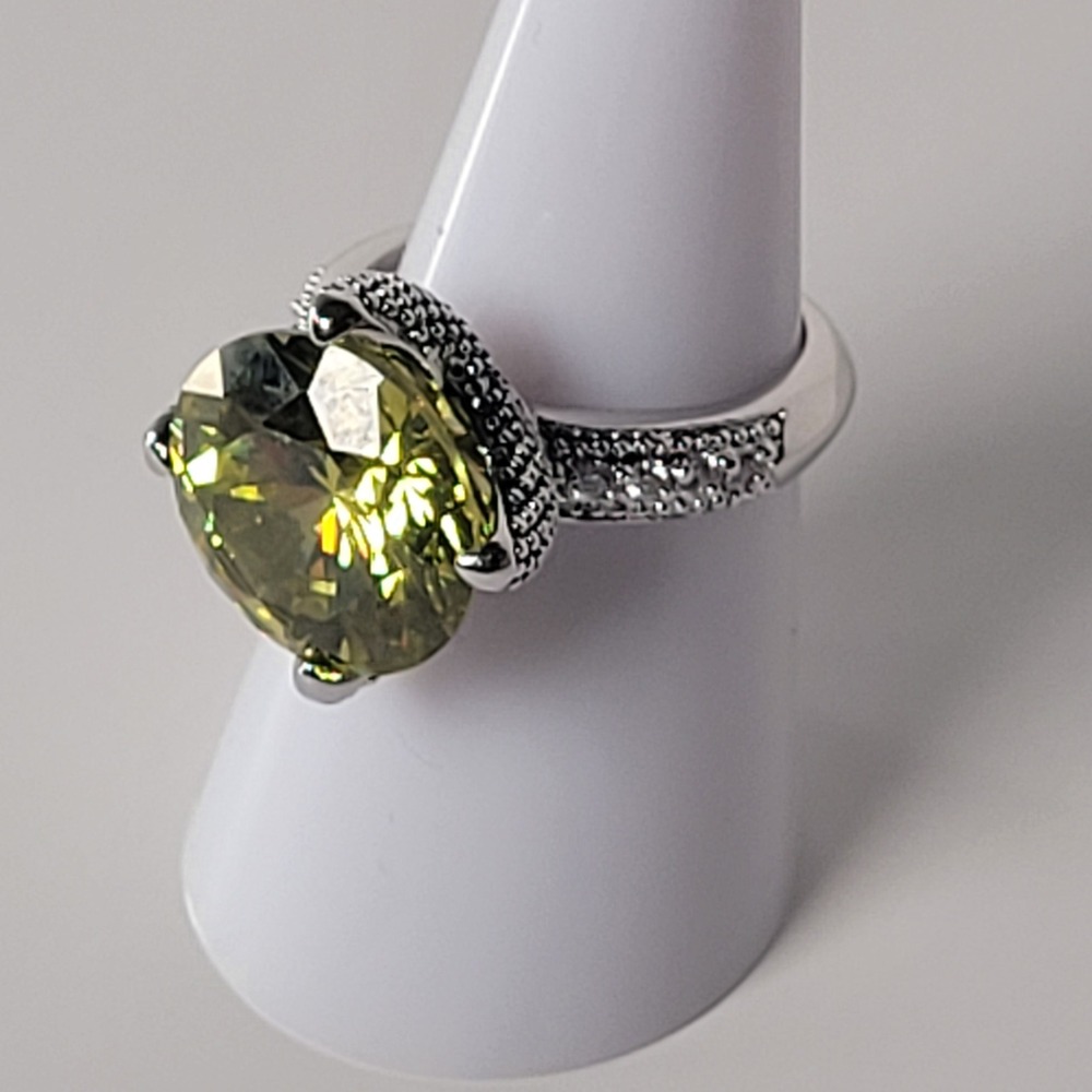 Silver Tone Yellow Green Peridot Color Glass Stone Round Ring Pave Size‎ 7.75